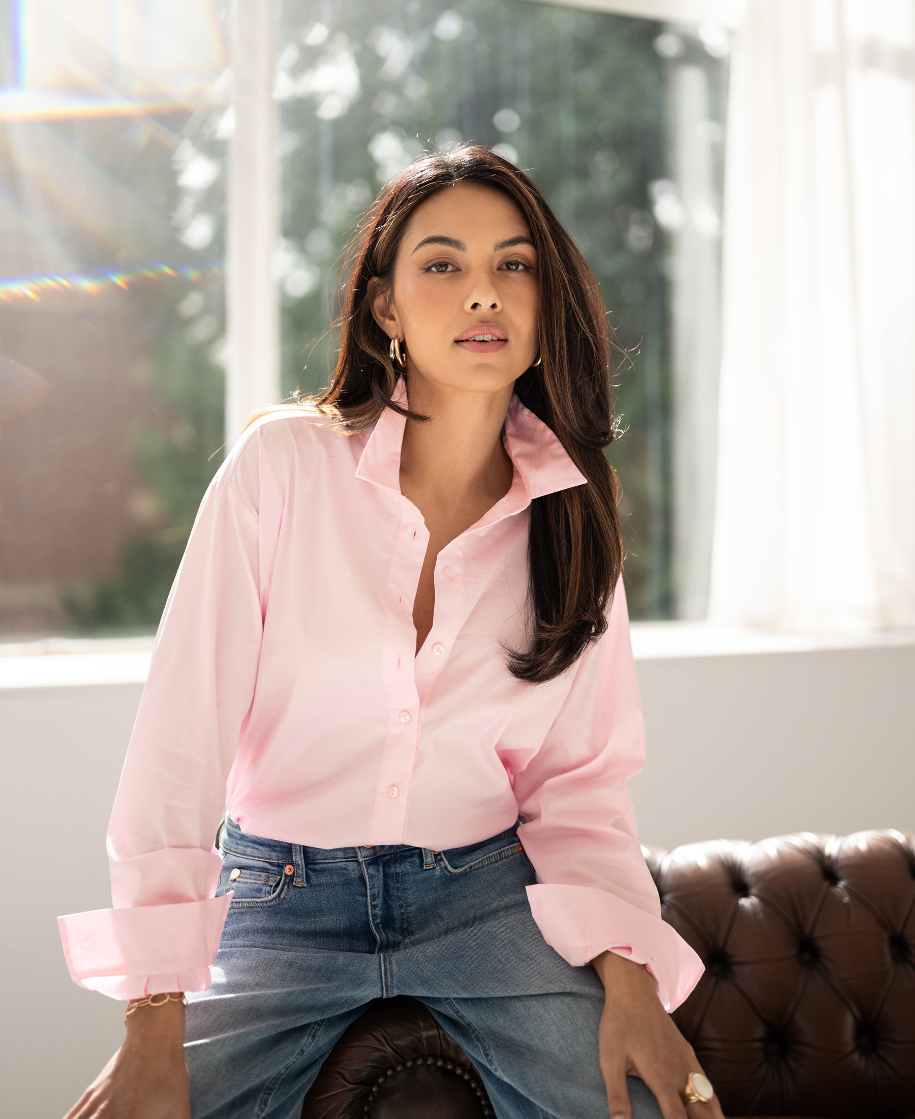Oversized easy-iron blouse in light pink from PLEIN PUBLIQUE, shown in sunlight.