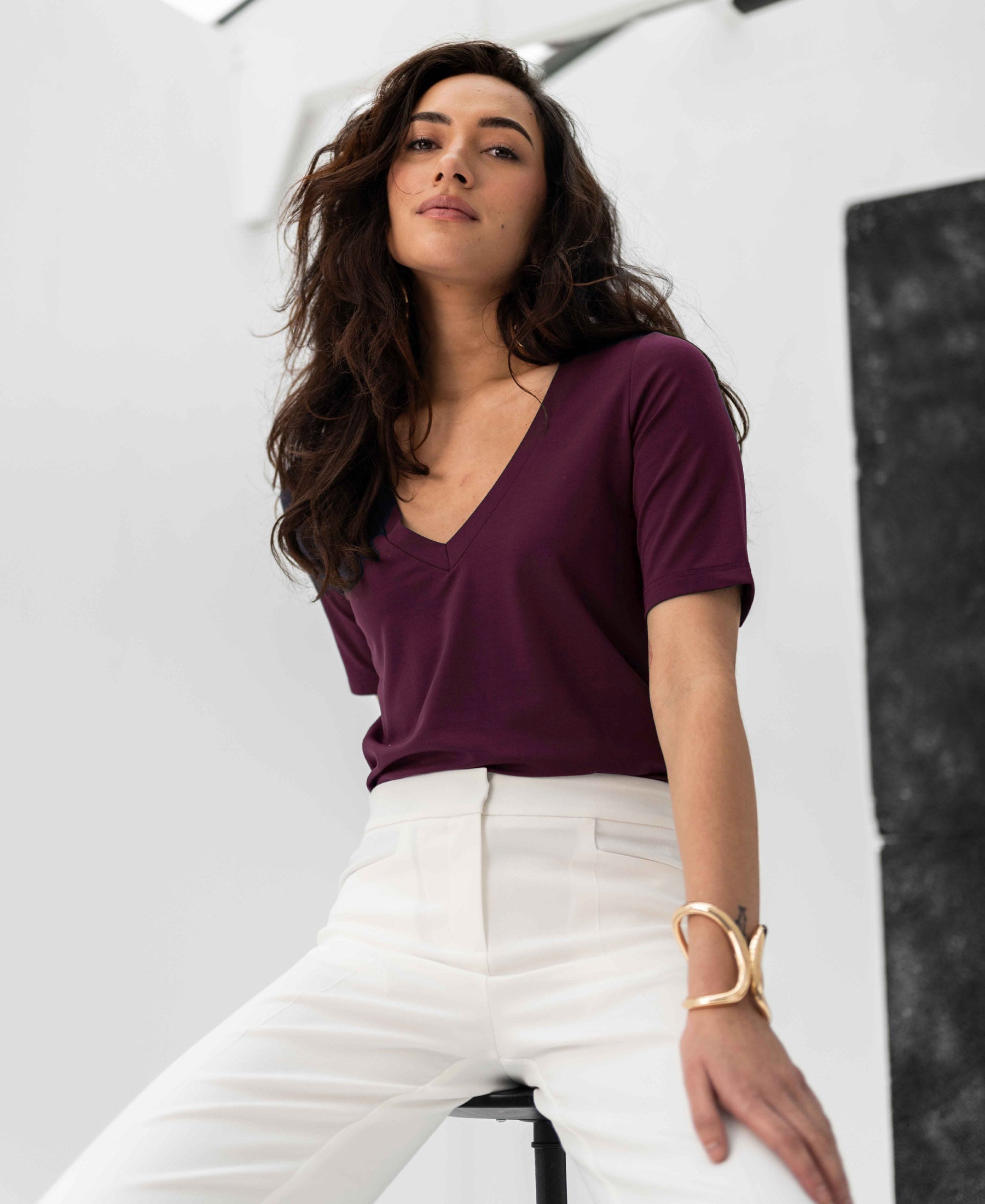 Woman wears the PLEIN PUBLIQUE V-neck T-shirt LA VERONIQUE in Bordeaux.
