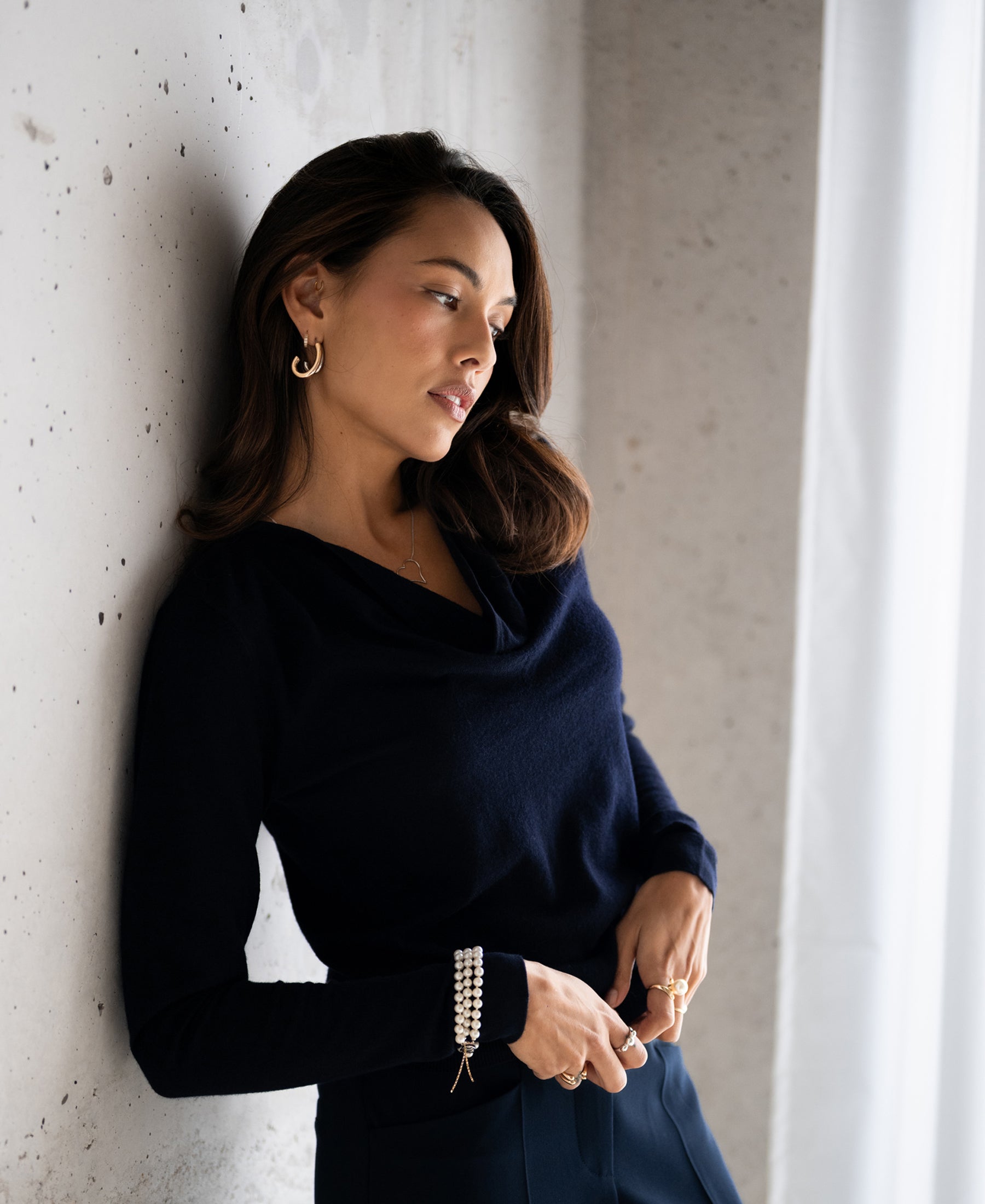 Donkerblauwe LA CASCADE waterfall sweater van PLEIN PUBLIQUE, frontaal getoond.