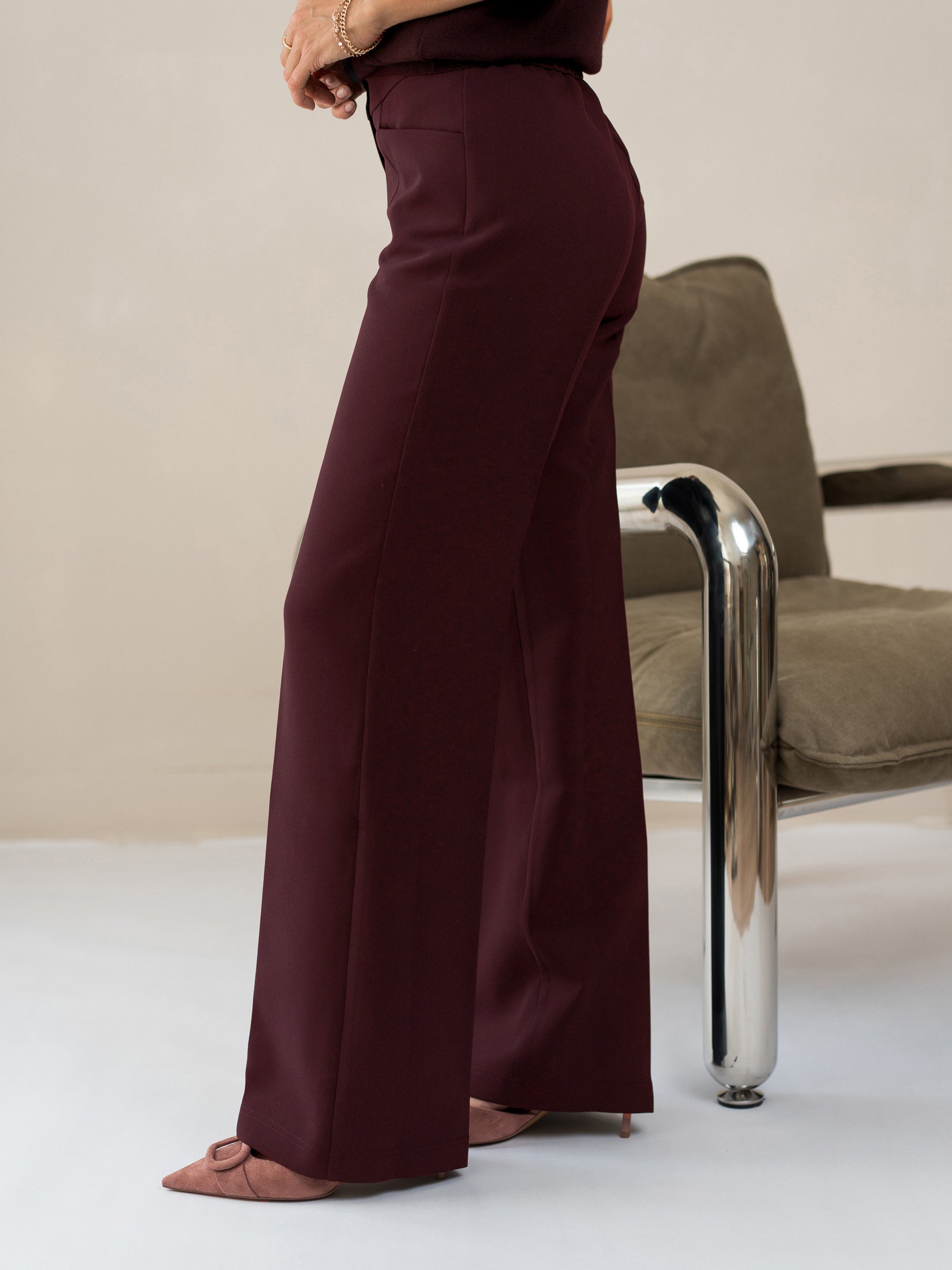 Wide-leg Bordeaux trousers in a modern setting.