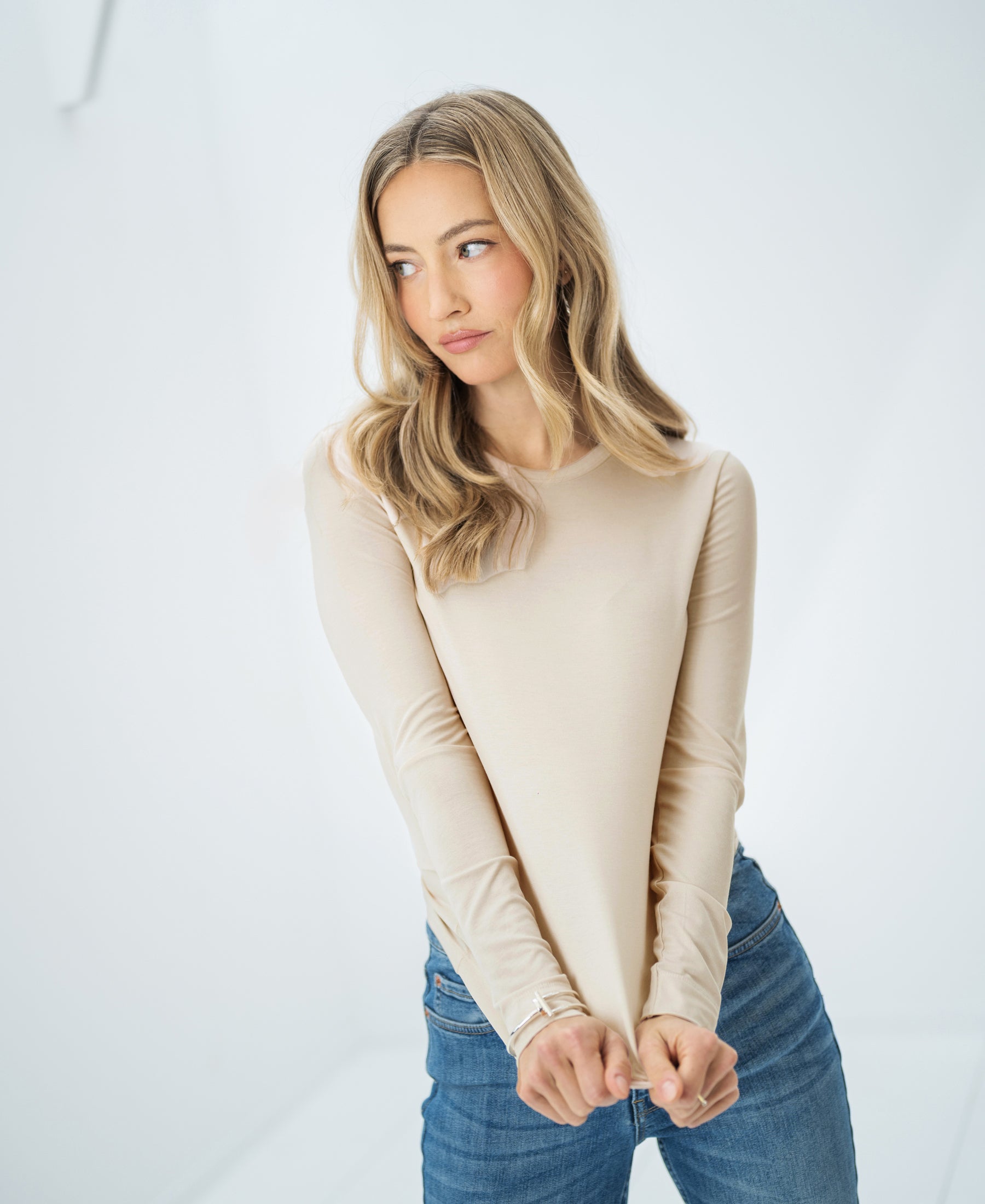Woman wearing a PLEIN PUBLIQUE Luxe undershirt LE CHOLET in light sand, viewed from the side.
