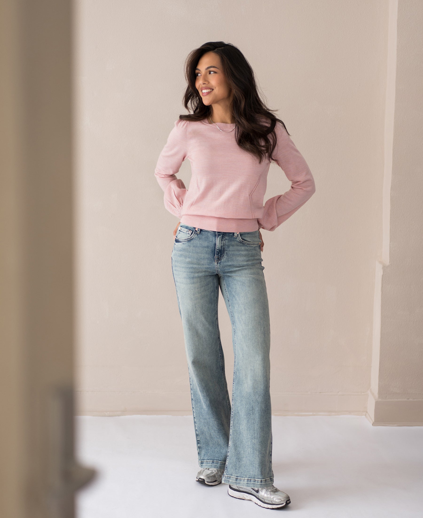 Wide leg vintage-style jeans in blue denim.