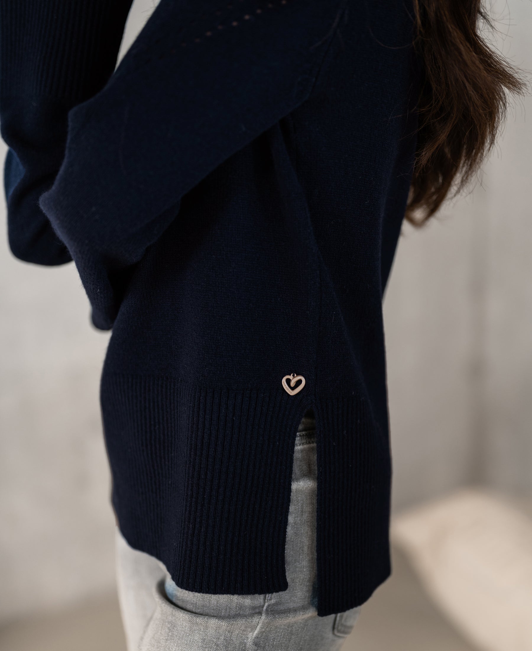 Donkerblauwe LA COZY turtleneck van PLEIN PUBLIQUE met een klein hartje bij de zoom.