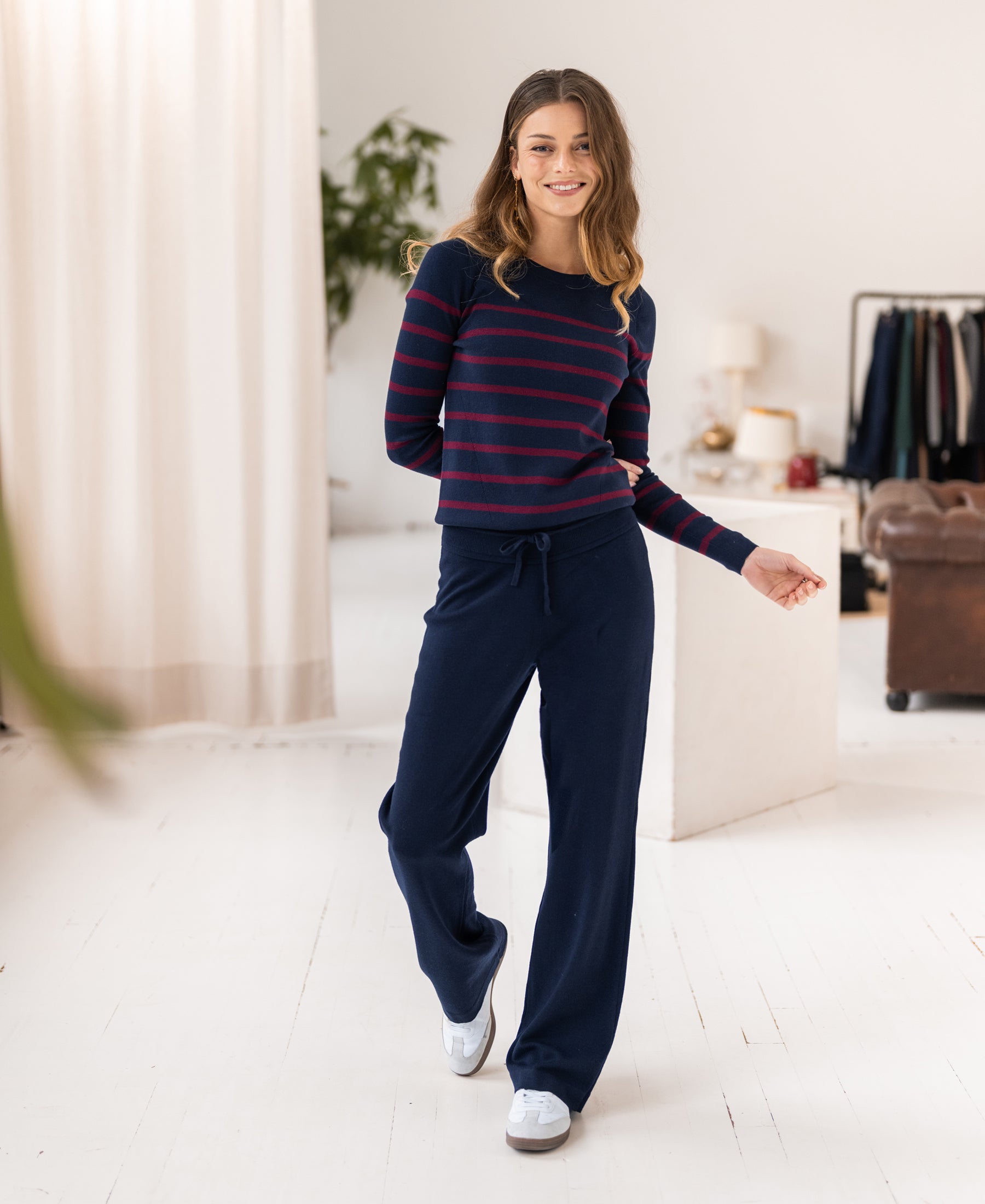 Woman wearing dark blue PLEIN PUBLIQUE knitted trousers.