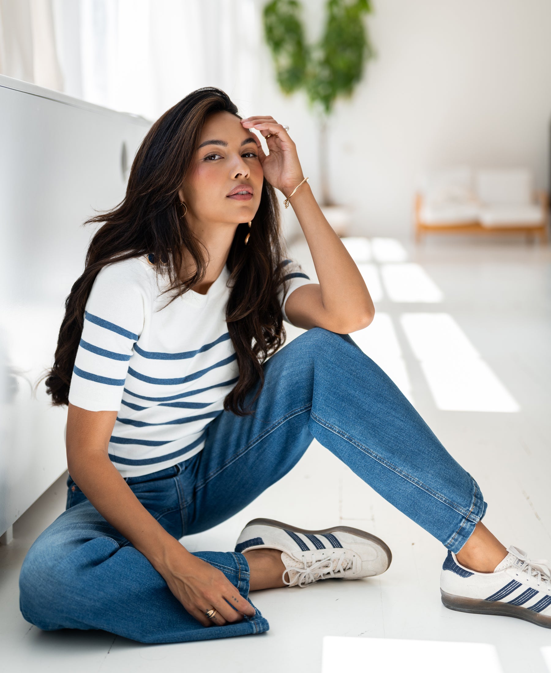 Woman wearing the PLEIN PUBLIQUE ESISA Breton sweater in ivory and denim blue.