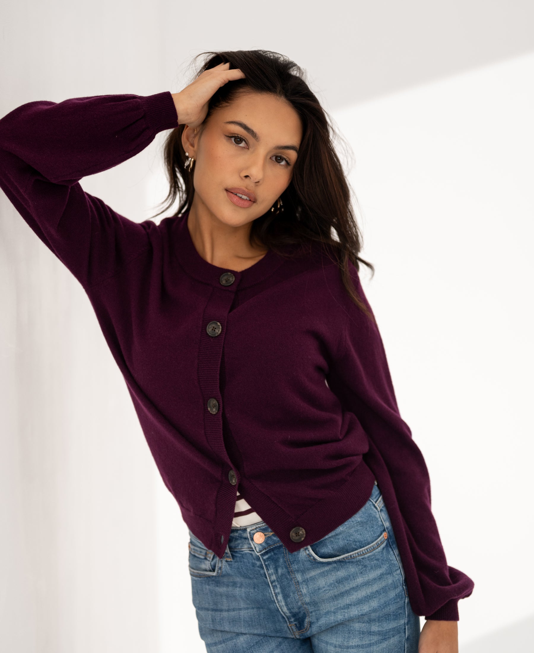 Woman wearing a PLEIN PUBLIQUE LA LEA round-neck vest in dark cassis.