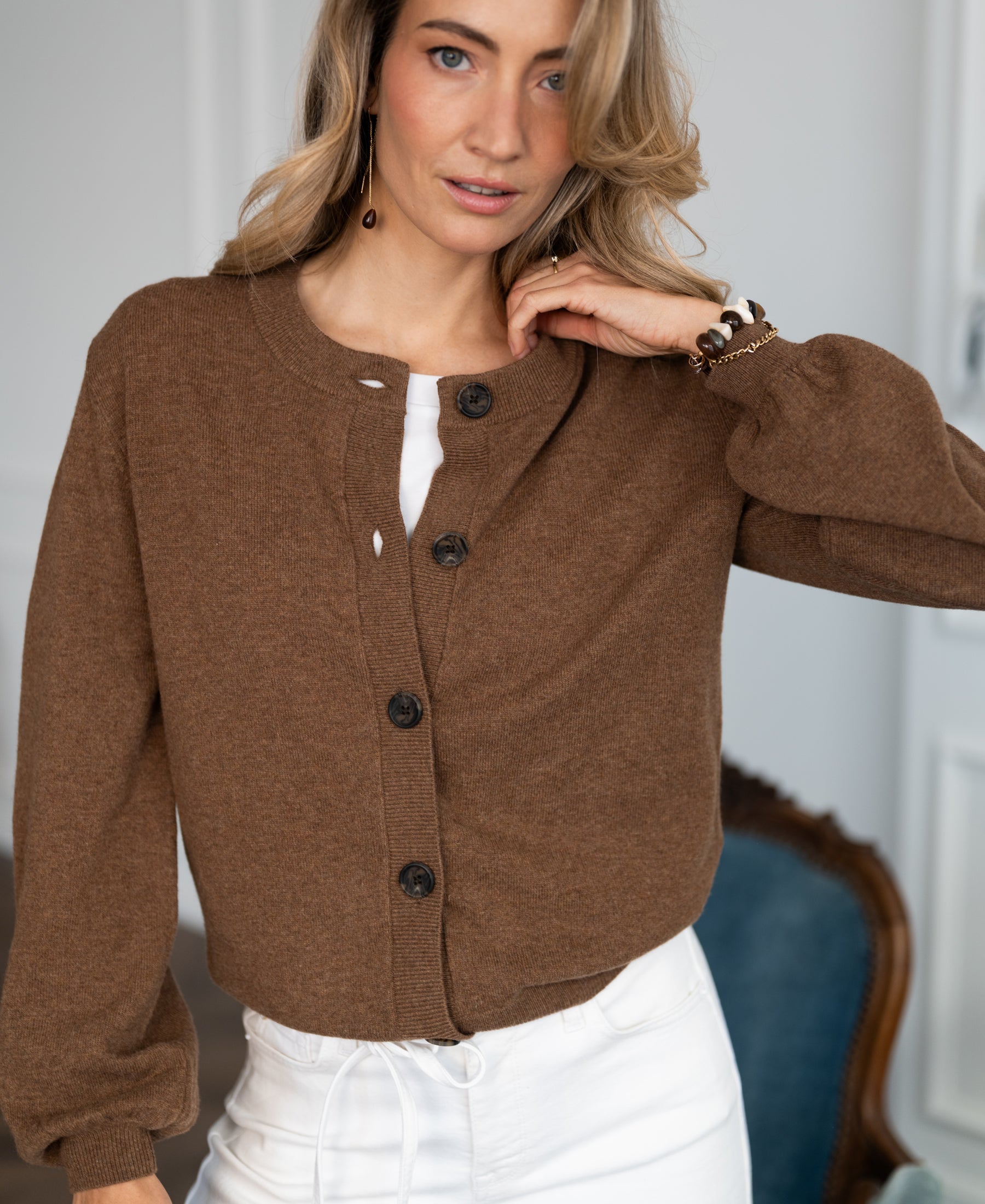 Brown round-neck vest from PLEIN PUBLIQUE, style LA LEA, shown worn indoors.
