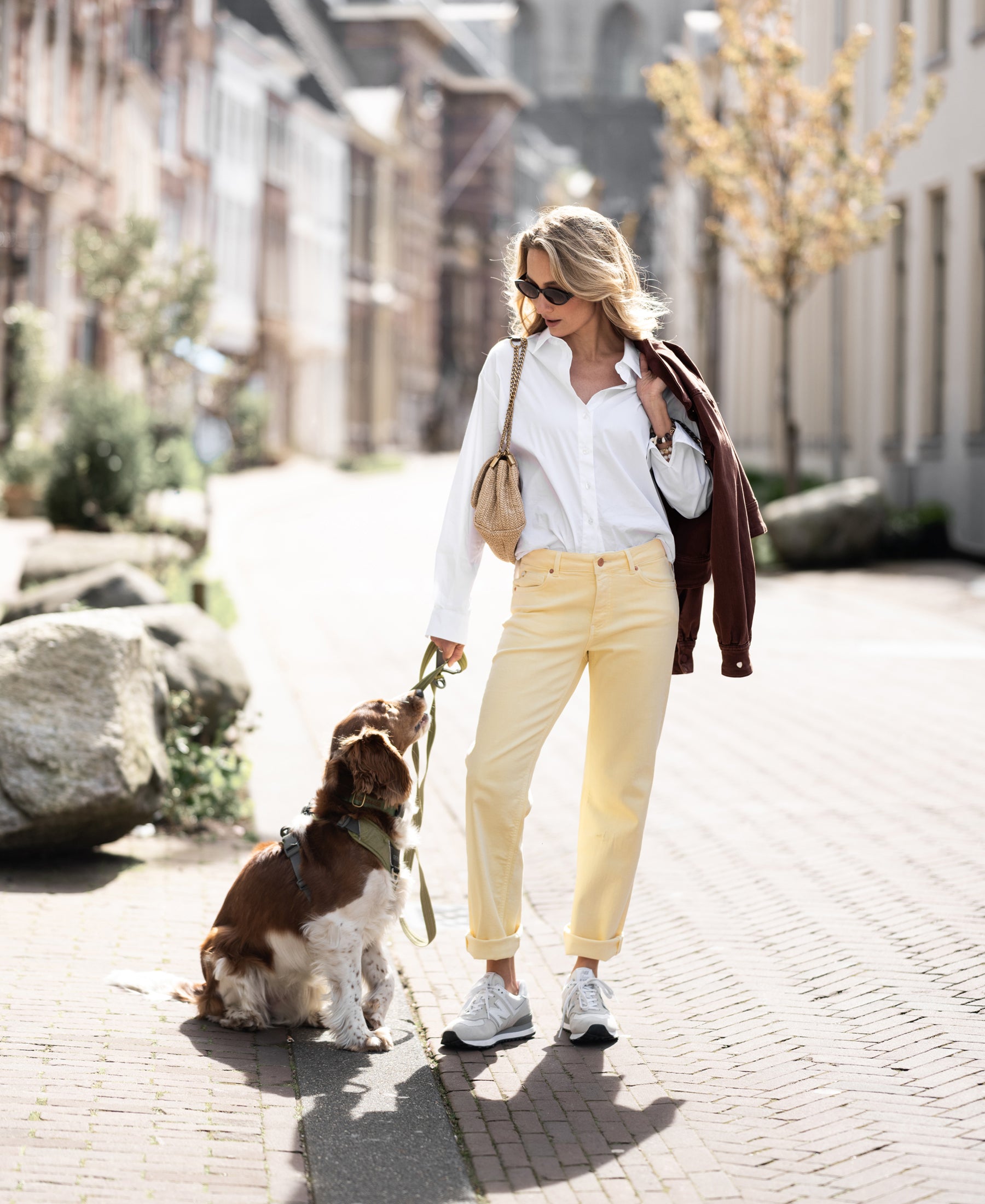 Woman wearing cropped light yellow LE GUY jeans by PLEIN PUBLIQUE, classic 5-pocket style.