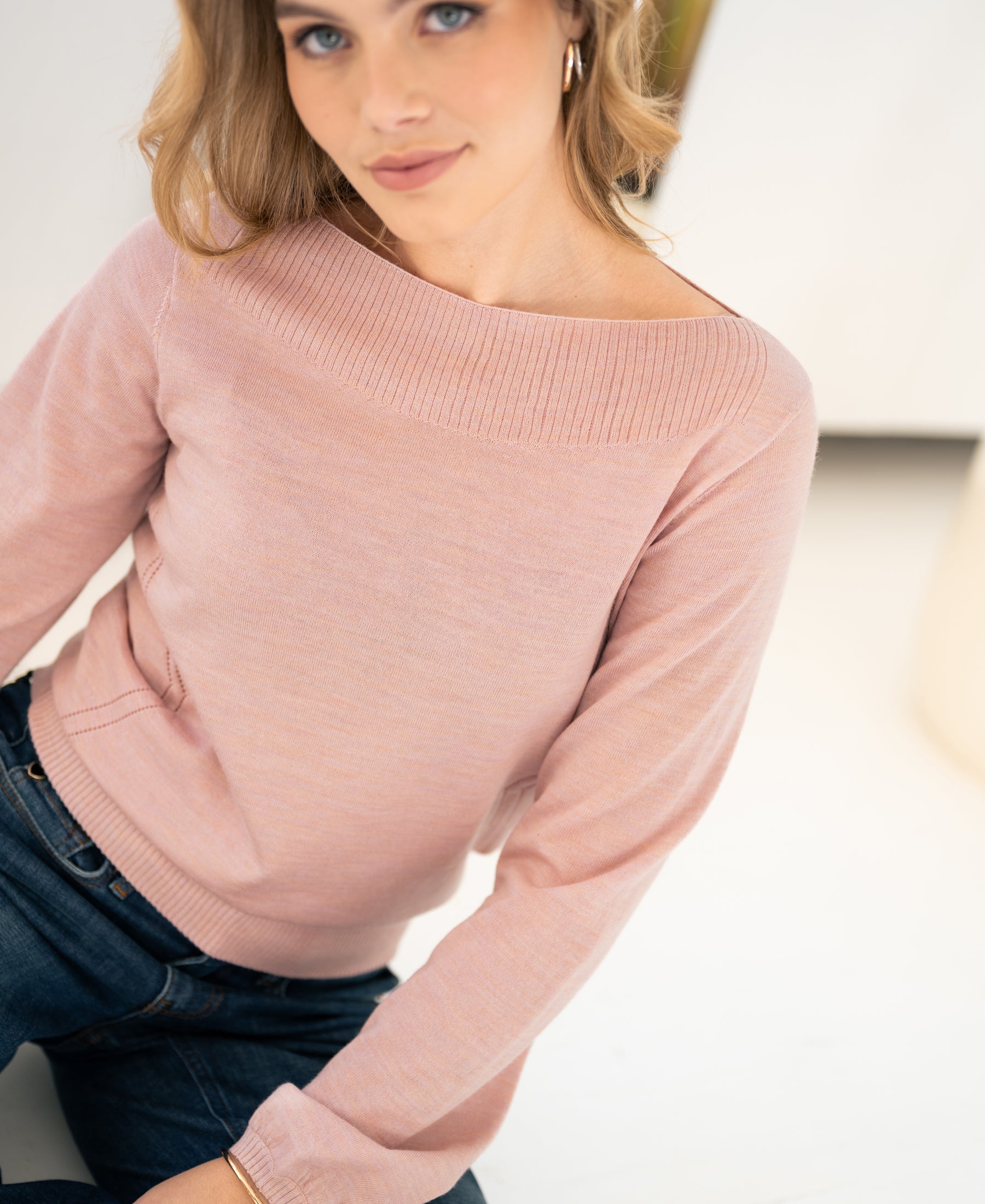 Roze LA MUSE boatneck sweater from PLEIN PUBLIQUE, gedragen door een vrouw, gezien van voren.