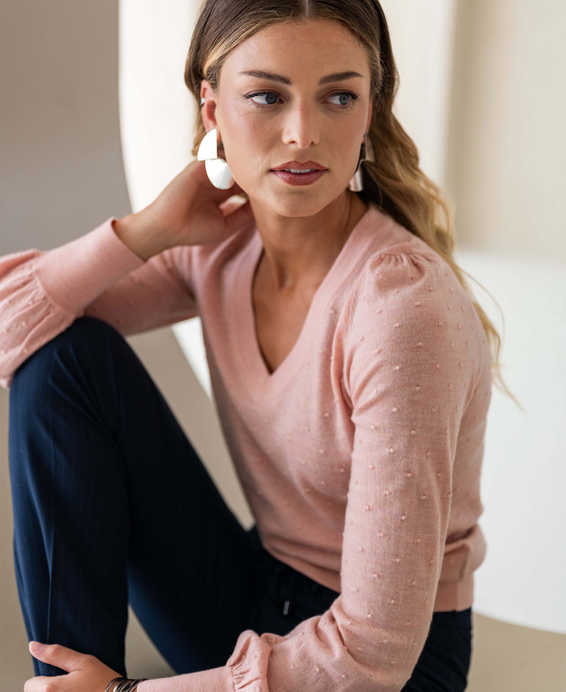PLEIN PUBLIQUE Merino V-neck sweater LA VICTORIA in salmon pink, side view.