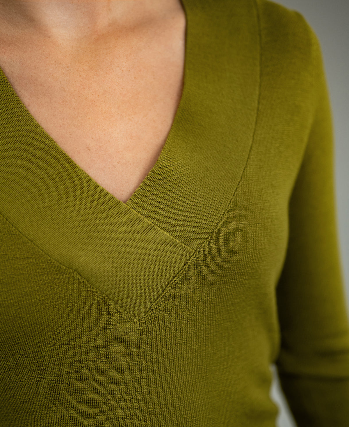 V-Neck Merino Sweater LA PHILOU Light Olive Green