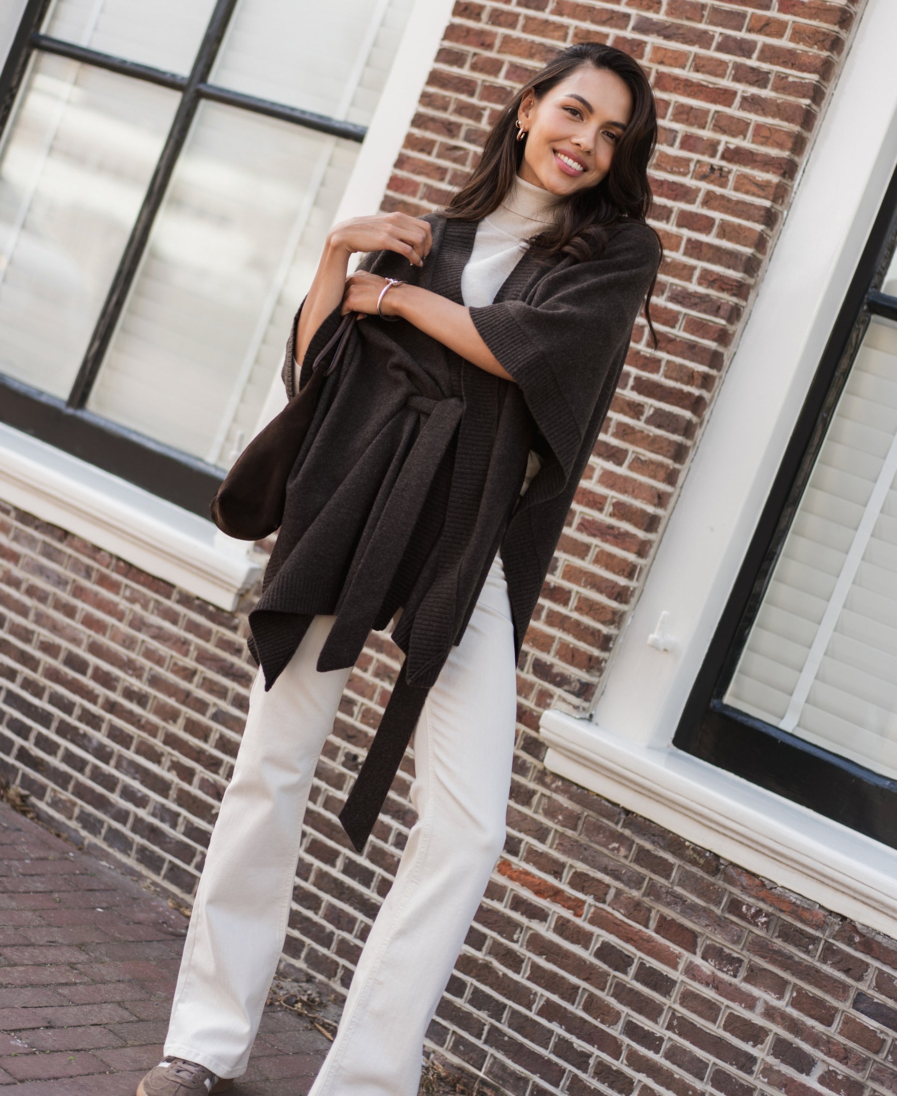Vrouw buiten in de merinowollen LA PONCHO Pure choco poncho van PLEIN PUBLIQUE.