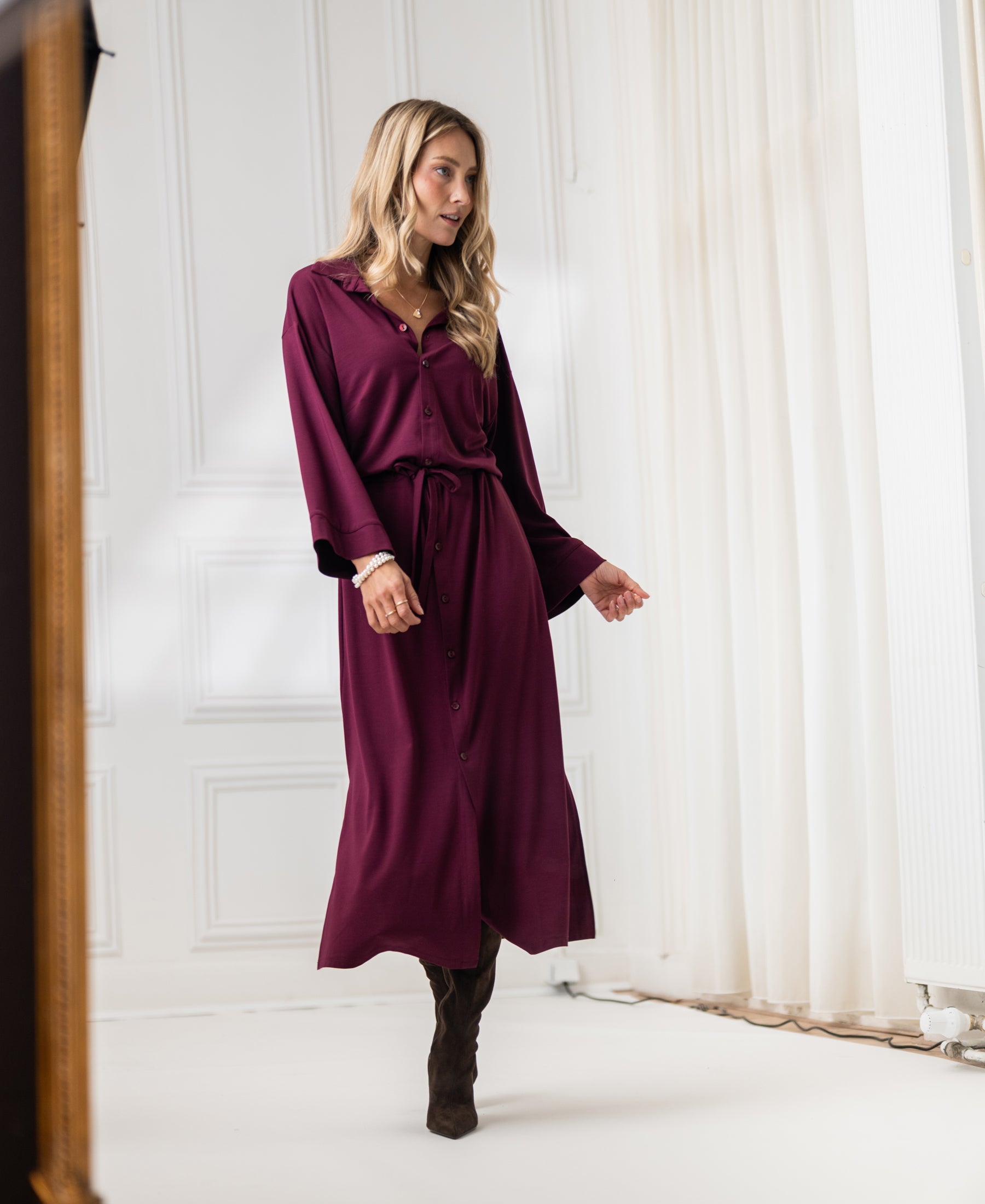 Woman wearing a button-down dress LE RAPHAEL in Bordeaux color by PLEIN PUBLIQUE.