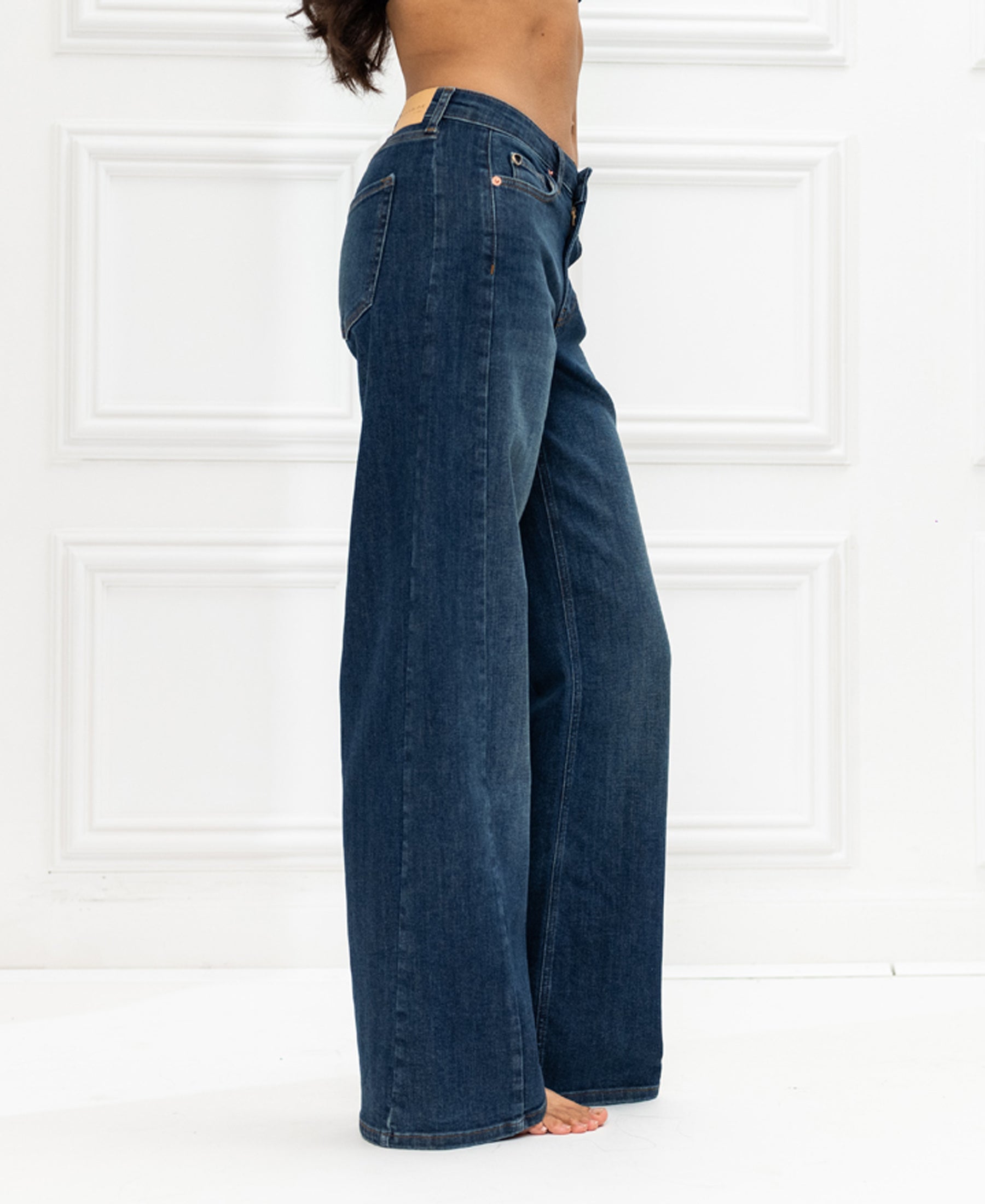 Wide leg blue heritage jeans in LE SPICE style, shown from the side in a white room.