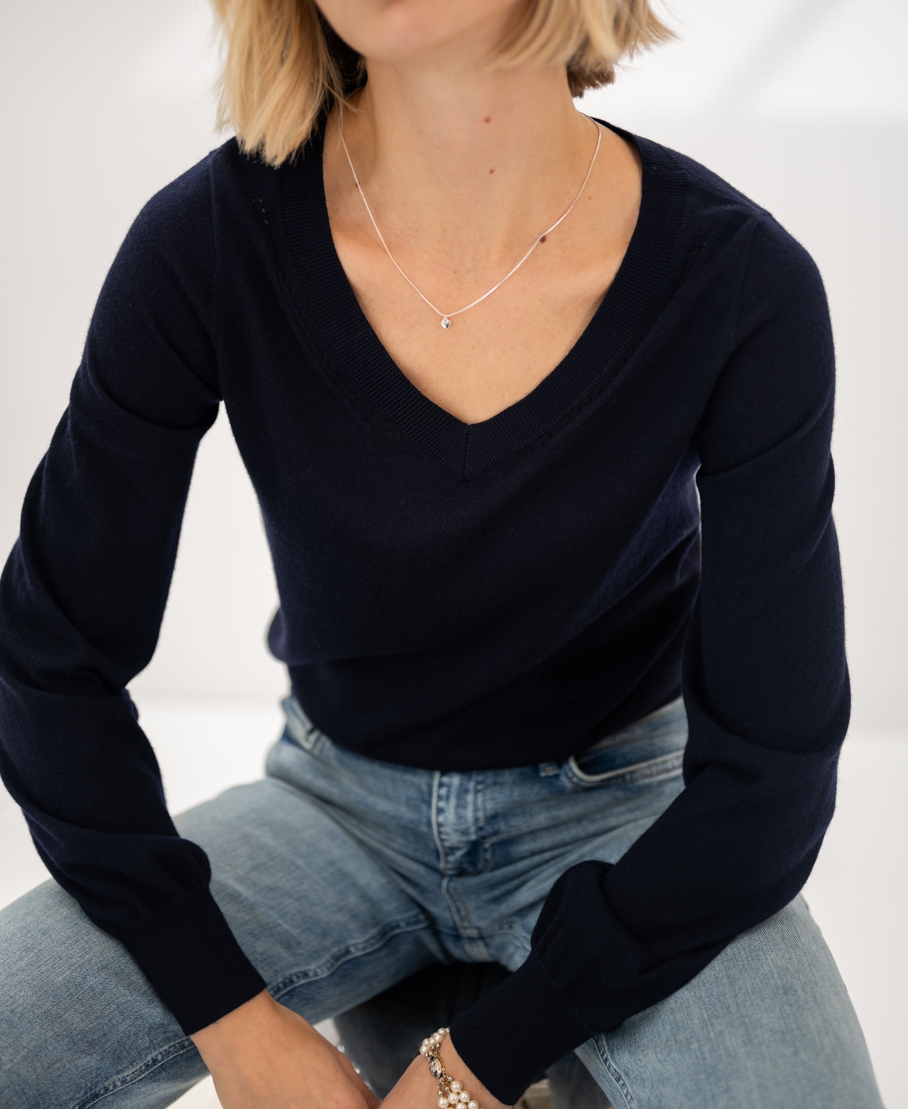 Merino wool V-neck sweater LA VILLE in dark blue by PLEIN PUBLIQUE.