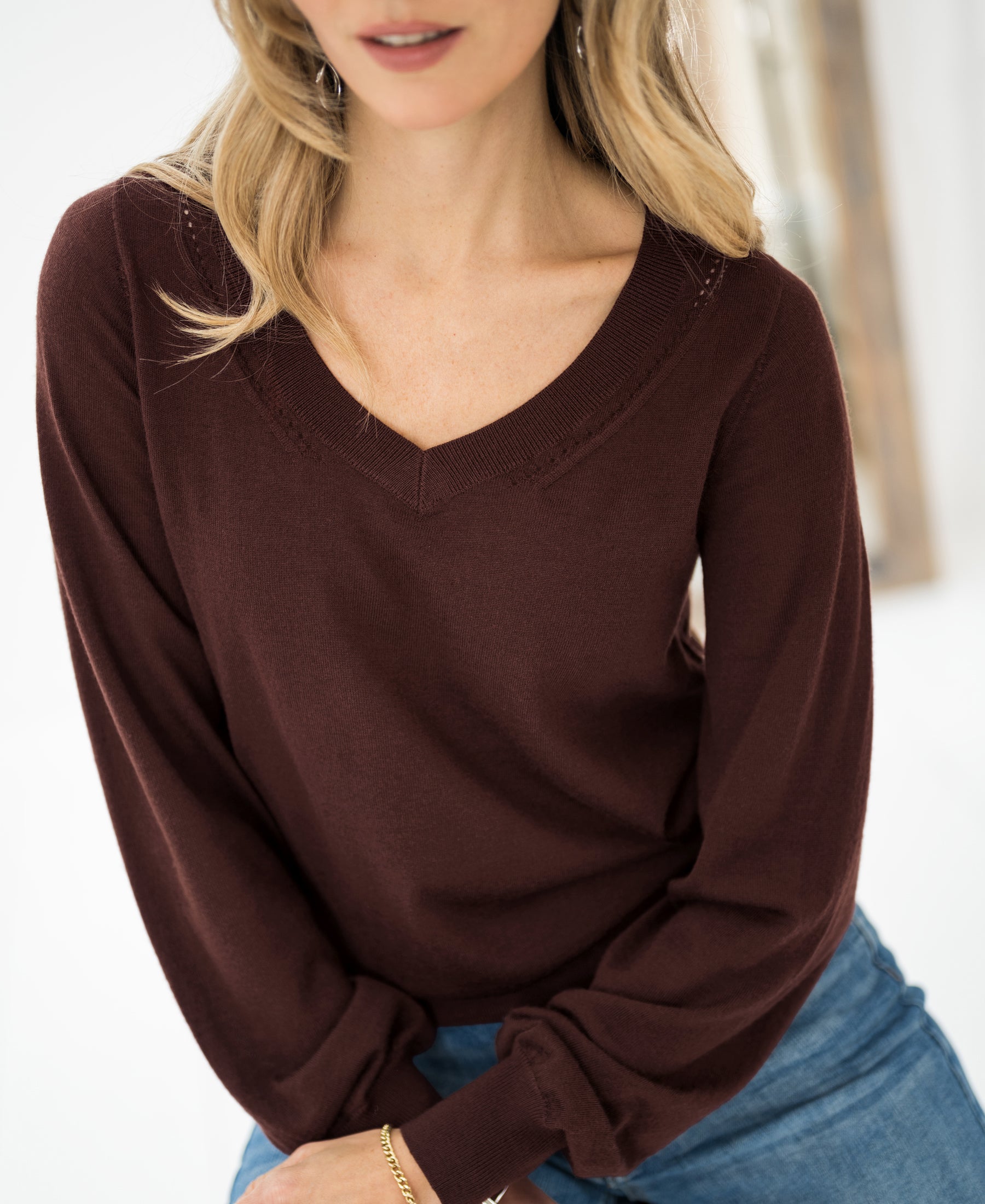 PLEIN PUBLIQUE Merino wool V-neck sweater LA VILLE in brown, shown on model.