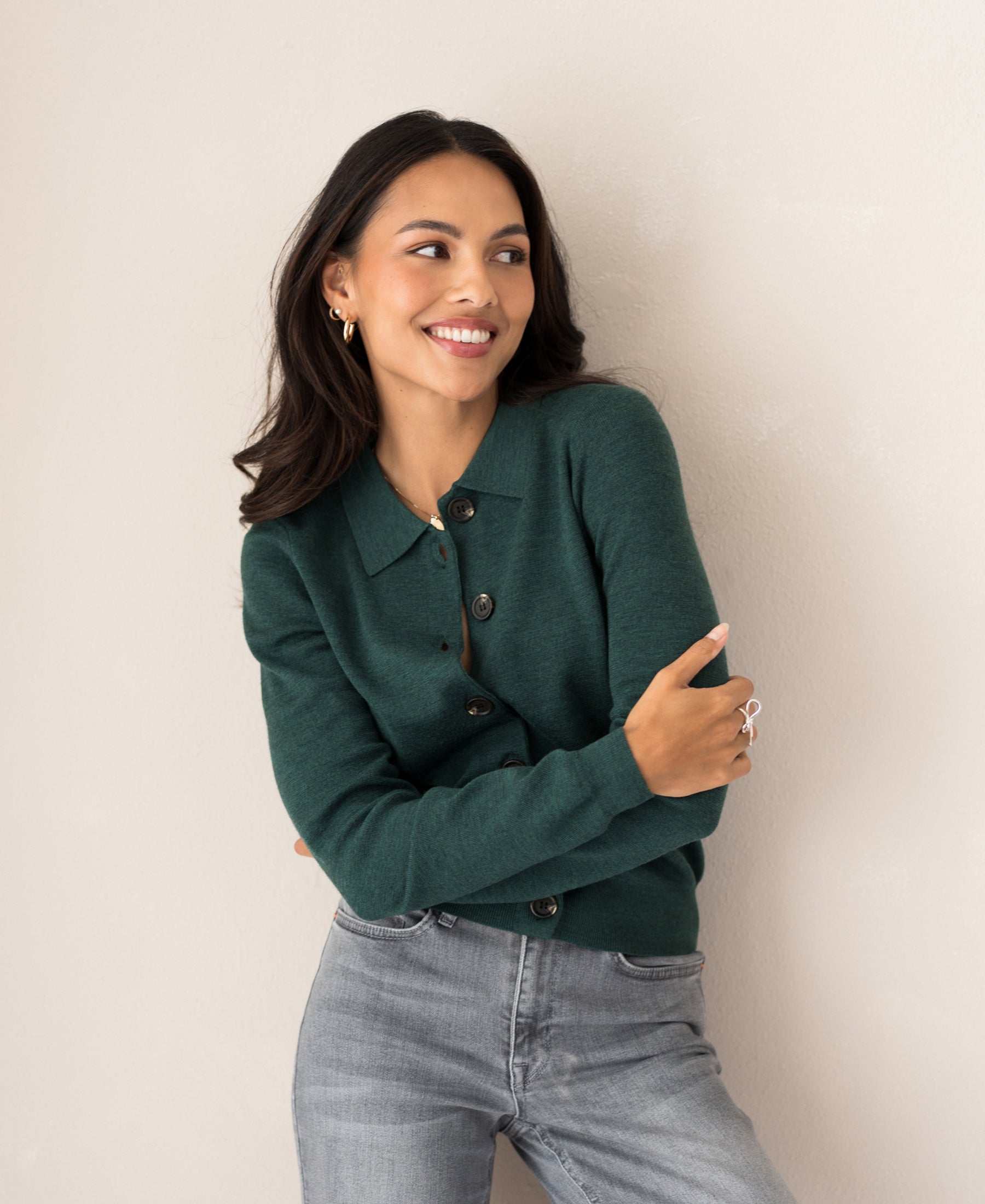 Woman wearing a greenish PLEIN PUBLIQUE vest with polo collar, LES VINGT style.