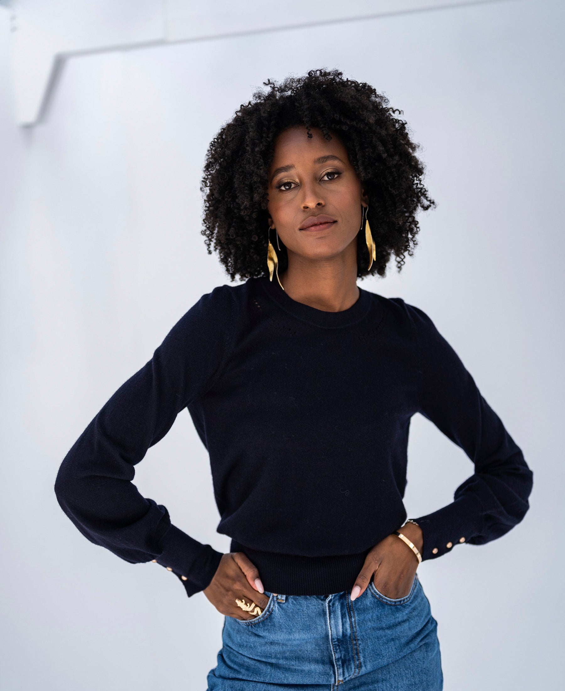 Front view of LA MARIS merino wool sweater by PLEIN PUBLIQUE in dark blue-gold.