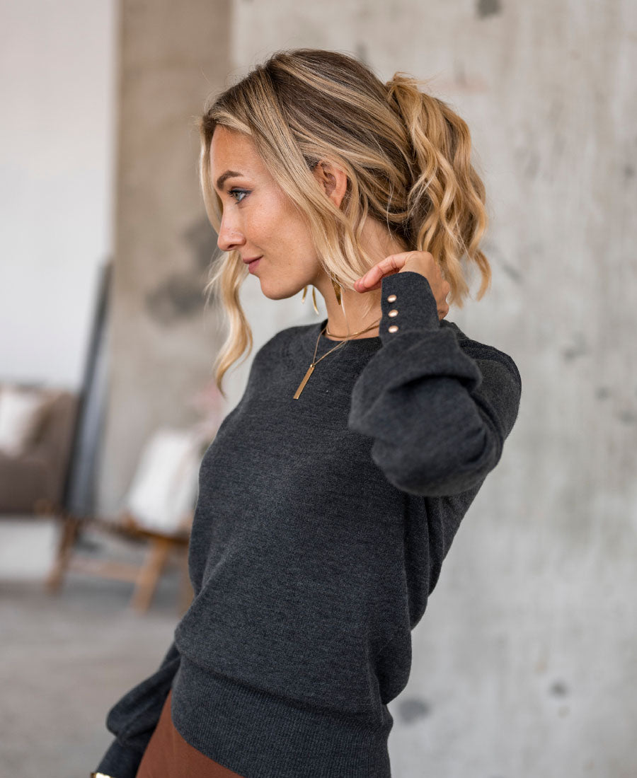 PLEIN PUBLIQUE merino wool sweater LA MARIS in anthracite and gold, shown from the side.