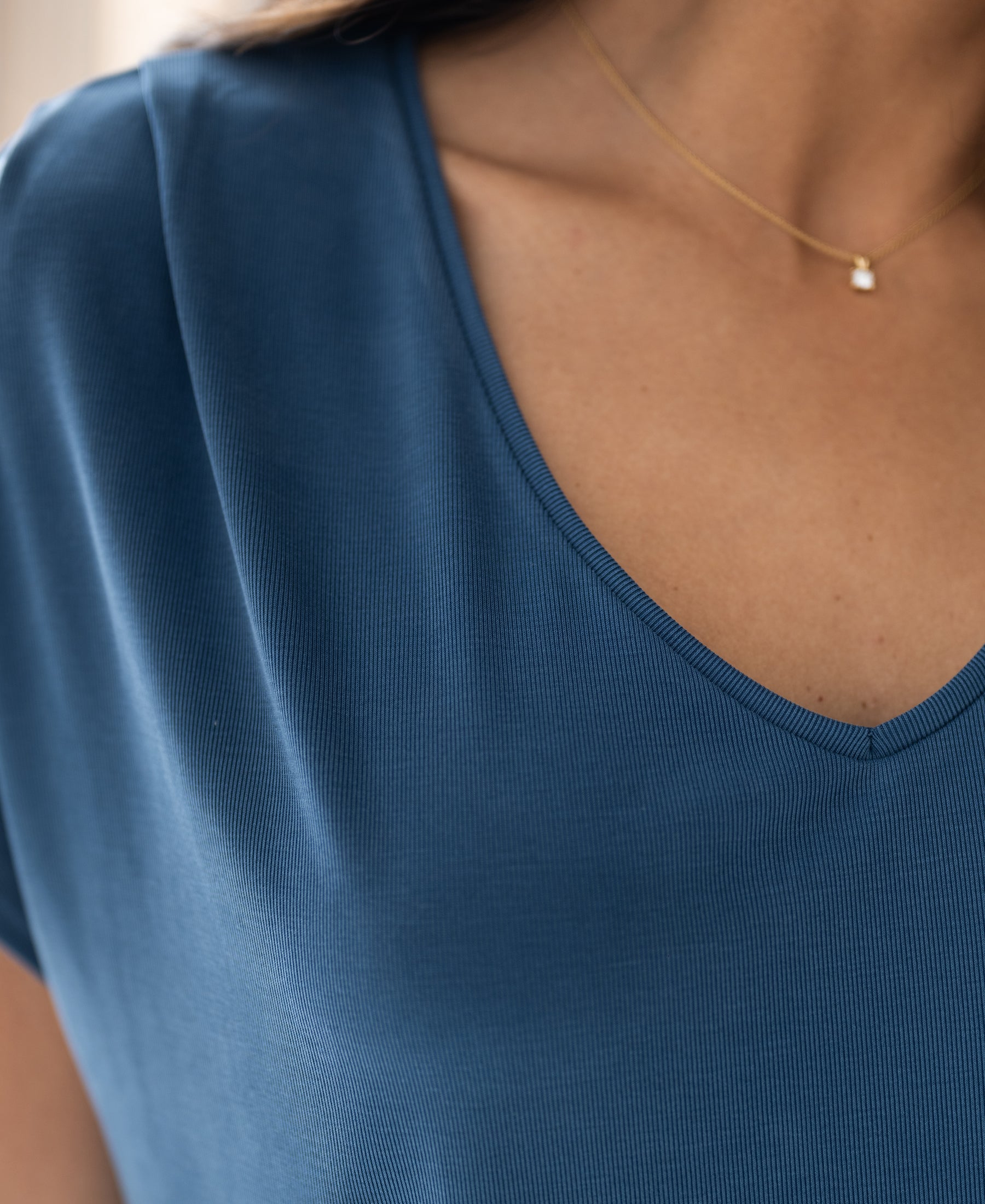 Close-up of the PLEIN PUBLIQUE ribbed blue LA BONNE T-shirt.