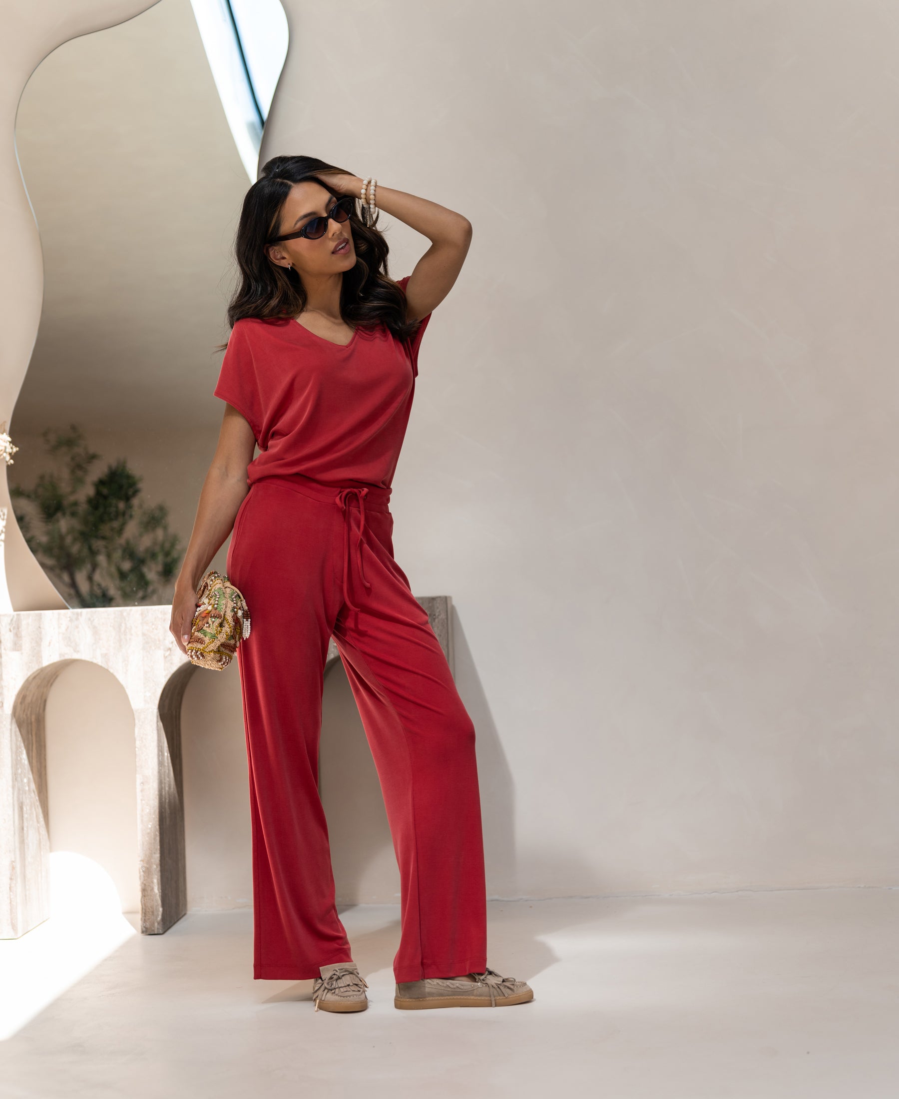 Woman wearing a red ribbed T-shirt called LA BONNE by PLEIN PUBLIQUE.