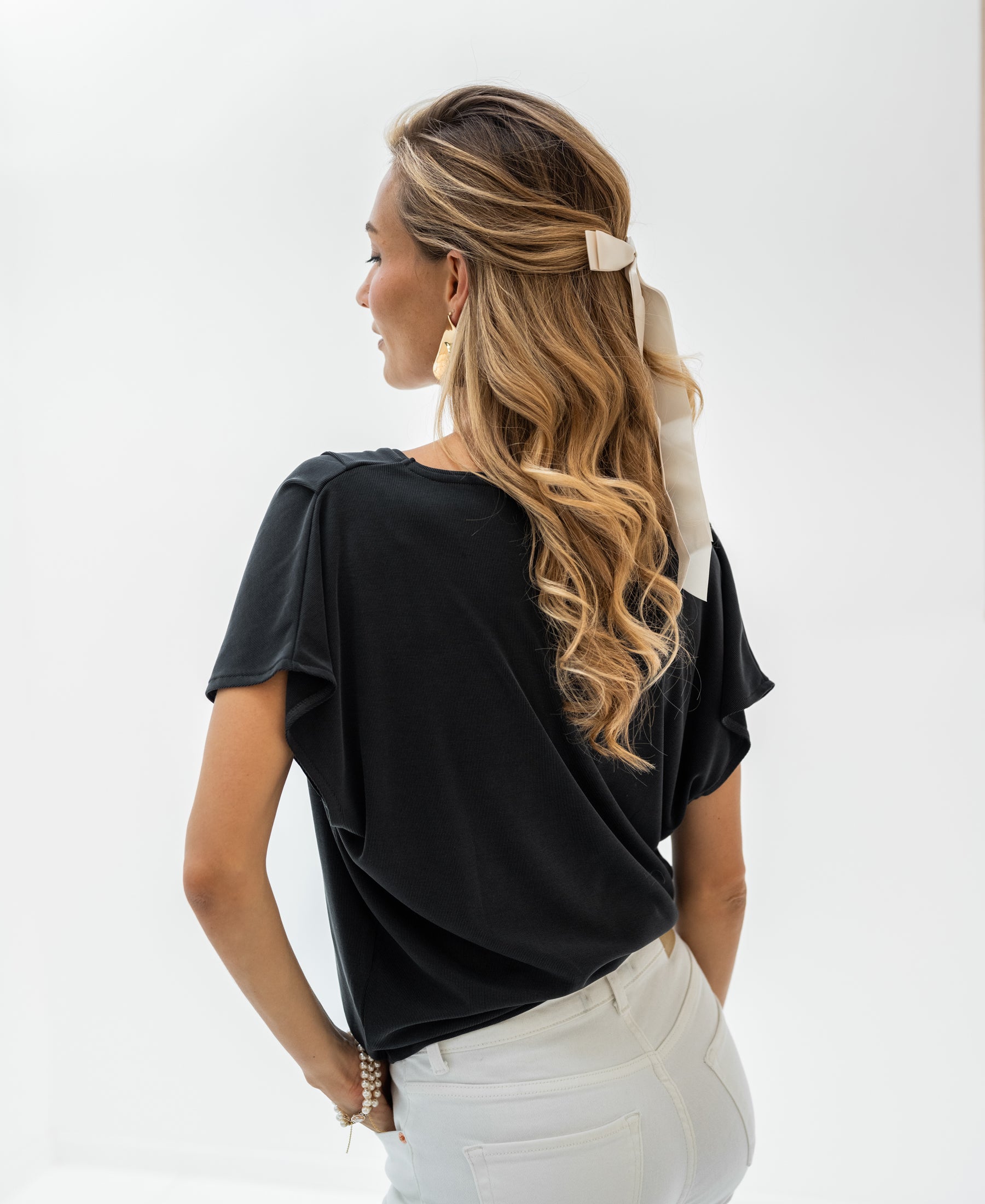 Charcoal ribbed T-shirt LA BONNE by PLEIN PUBLIQUE, shown on woman with wavy blonde hair.
