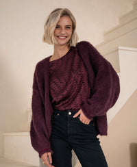Fluffy Bordeaux vest in soft material, shown from the front.