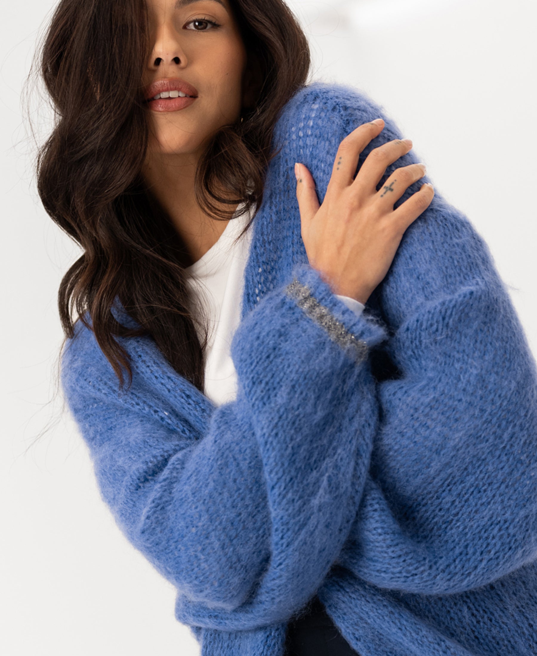 Woman wearing the PLEIN PUBLIQUE Fluffy Vest LA CHERIE Blue with arms crossed.