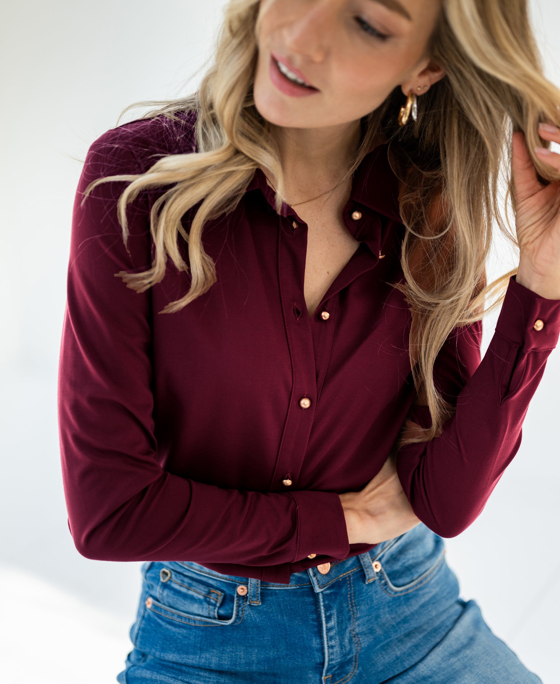 Travel blouse in wine red by PLEIN PUBLIQUE, shown from the front.