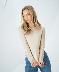 Woman wearing a PLEIN PUBLIQUE Luxe undershirt LE CHOLET in light sand, viewed from the side.