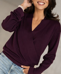 Woman wearing PLEIN PUBLIQUE wrap sweater "LES CINQ" in aubergine.