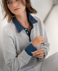 Light grey LA COLLEGE sweater-blouse by PLEIN PUBLIQUE, sleeve being fastened.