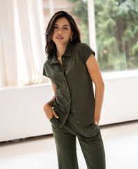 The stylish PLEIN PUBLIC Travel blouse LA DELON in army green.