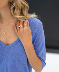 Woman wearing linen T-shirt in lavender from PLEIN PUBLIQUE, LA DOMI style.