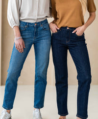 Cropped jeans in dark blue rinsewash denim with a comfortable stretch fit, shown indoors.