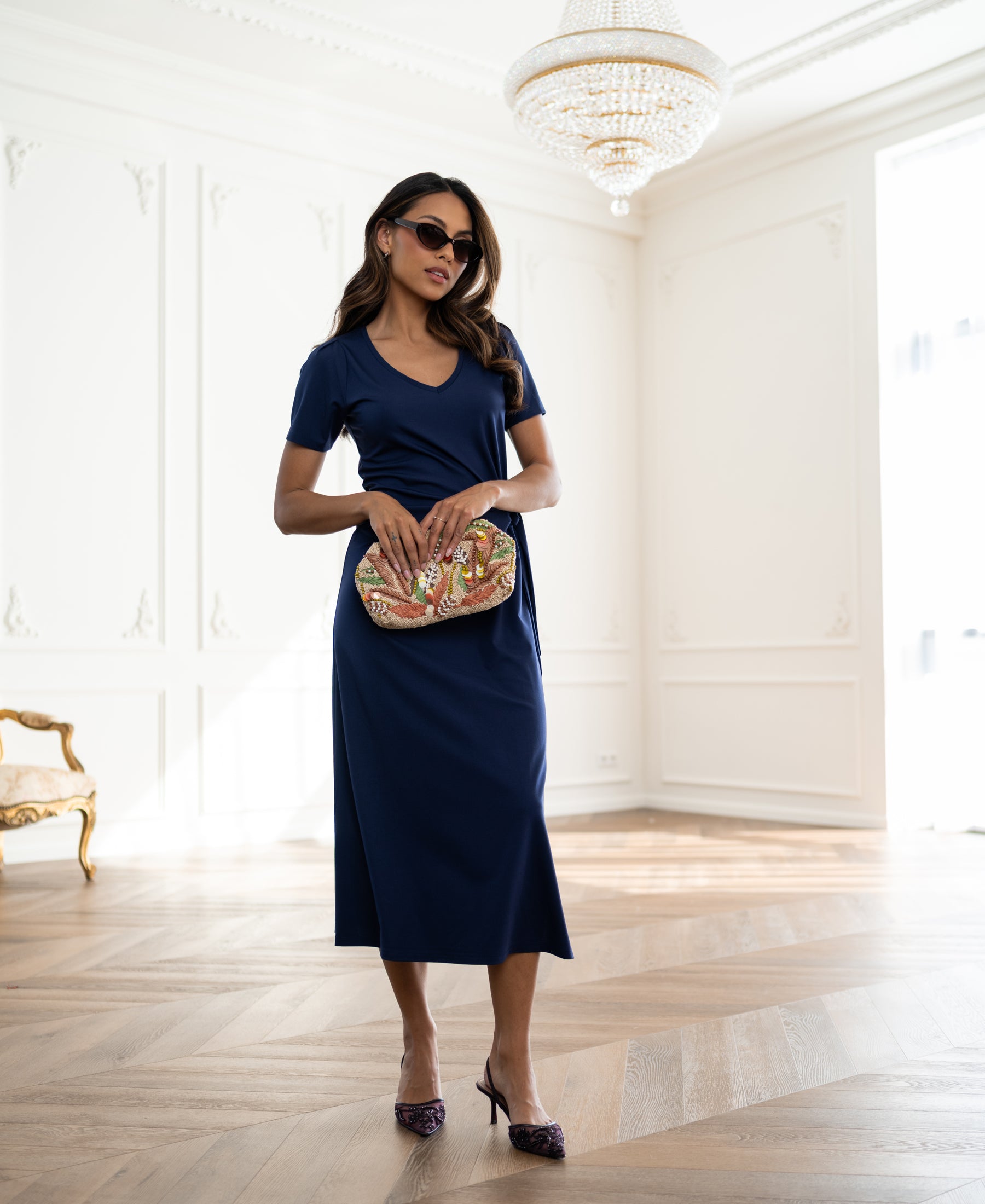 Woman wearing a PLEIN PUBLIQUE long dress LA FILICIA in dark blue.