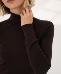 Woman wearing the PLEIN PUBLIQUE Merino turtleneck sweater LA FORTE in Pure Choco.