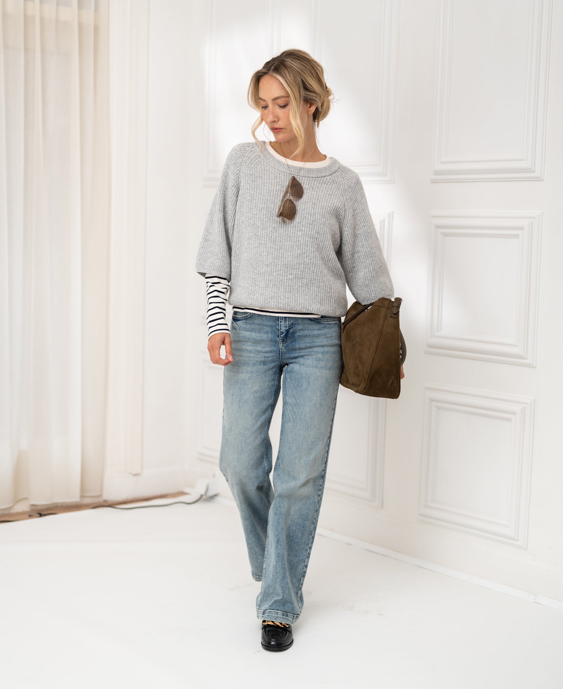 Woman wearing a silver-grey LA FRAMBOISE sweater by PLEIN PUBLIQUE.