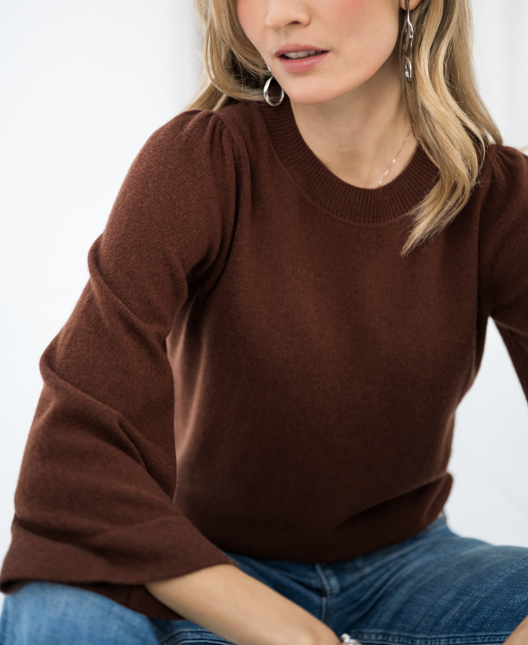 Woman wearing the LE FREJUS Cacao merino wool sweater by PLEIN PUBLIQUE.