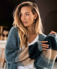 PLEIN PUBLIQUE fluffy vest La Bonbon in light green, shown on a woman with long blonde hair.