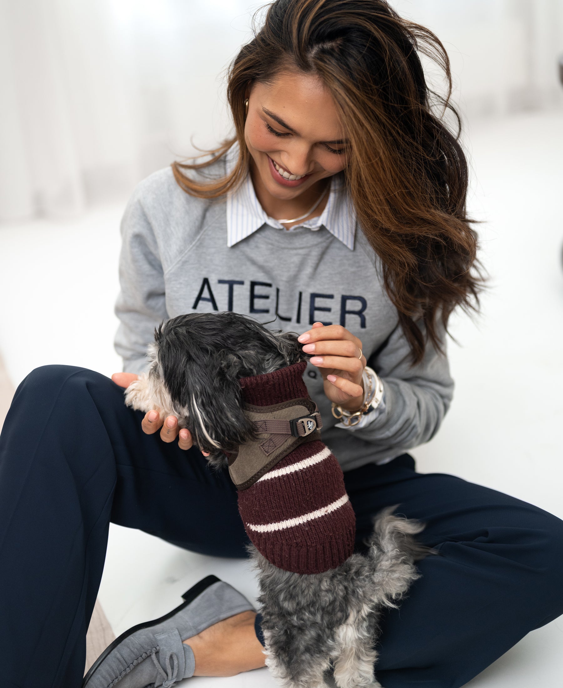 Woman wearing the light grey LA HARPER sweater.