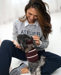Woman wearing the light grey LA HARPER sweater.