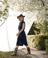 Navy blue PLEIN PUBLIQUE Travel polo dress INES shown on model, standing in front of a white backdrop.