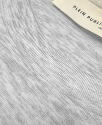 Close-up of Luxe long sleeve T-shirt LA JANE in light grey, rib jersey collar with PLEIN PUBLIQUE label.