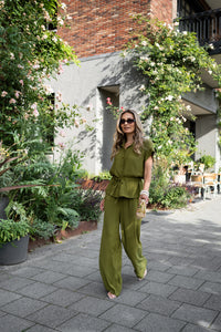 Woman wearing the LA JODY olive green blouse by OVERIG.
