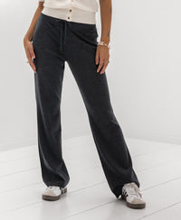 Person wearing the PLEIN PUBLIQUE knitted trousers in anthracite.