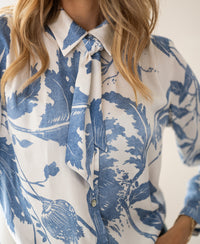 XL blouse with tie detail, LA MINOU floral print, hand on hip.