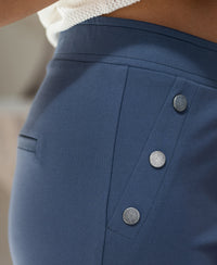 Close-up of PLEIN PUBLIQUE Travel Pants LA NOAN Deluxe in denim blue.