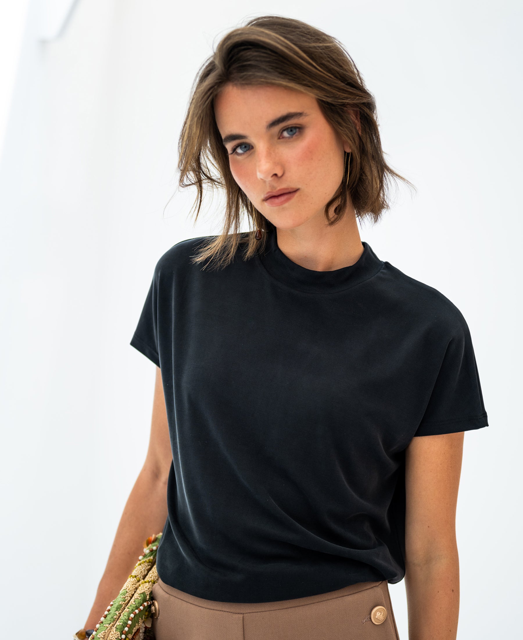 Charcoal ribbed collared top LA PIERRE by PLEIN PUBLIQUE, shown on a woman with short brown hair, on a white background.