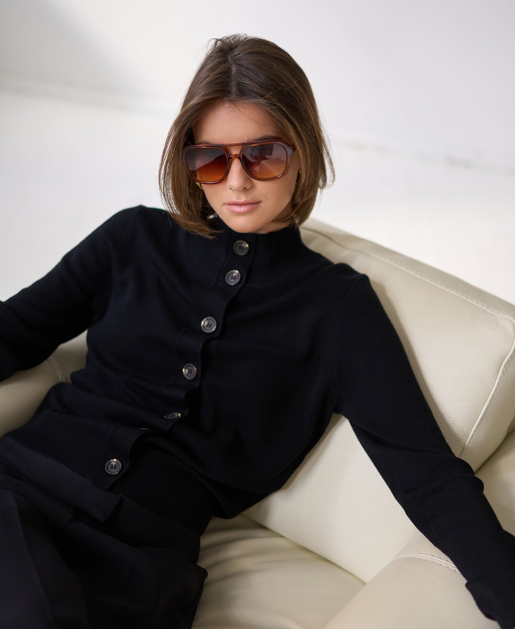 Merino-Strickjacke mit Rollkragen von LES SEIZE Schwarz